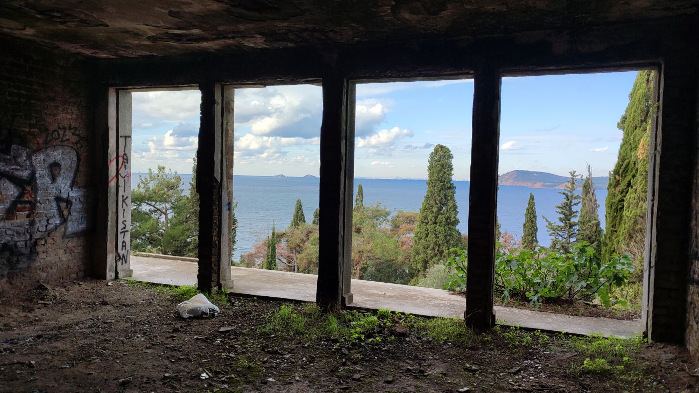 Sea view through the window openings of a ruin
