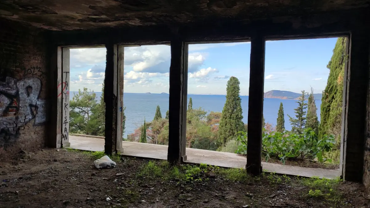 Sea view through the window openings of a ruin